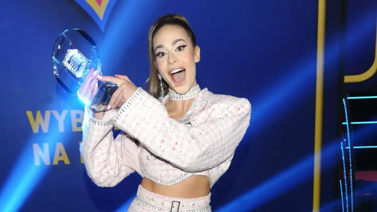 Blanka Stajkow z nagrodą, świętuje sukces. Jej utwory zdobywają serca fanów.