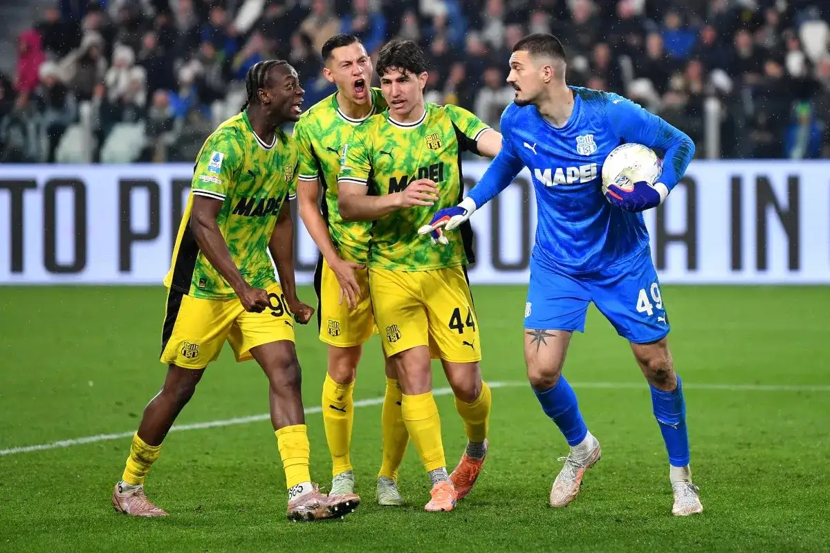 Piłkarze Sassuolo świętują bramkę w meczu Juventus – Sassuolo. Bramkarz Juventusu z piłką w rękach.