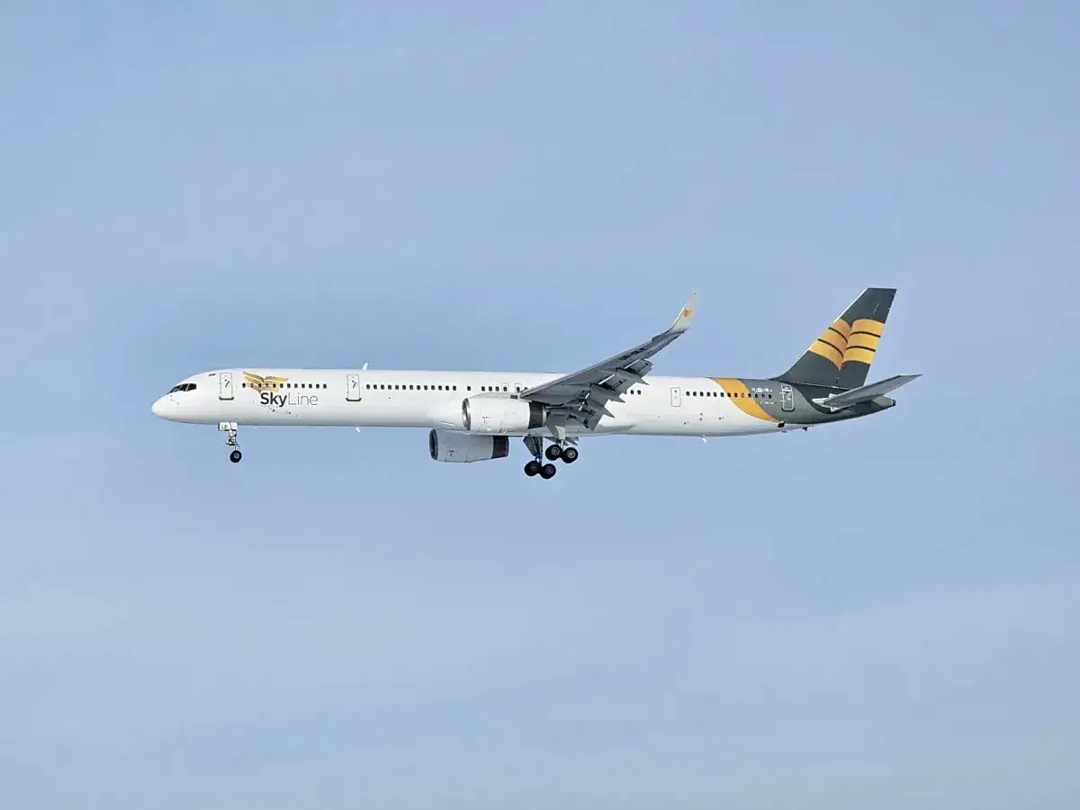 Samolot linii Skyline Express Airlines w locie. Czy warto zaufać ich opiniom?