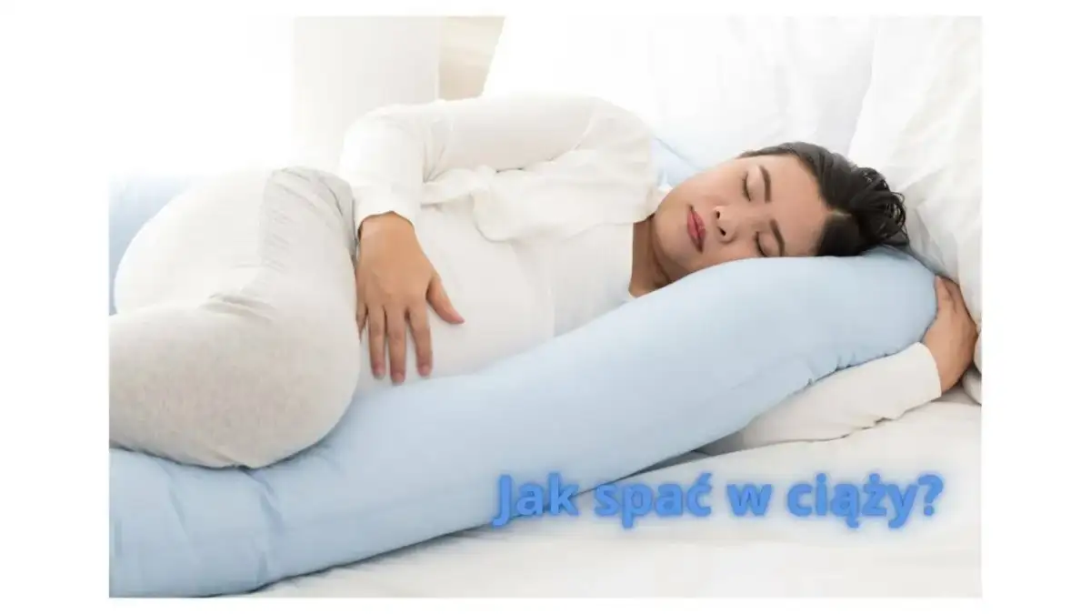 Kobieta w ciąży śpi na boku, podpierając brzuch poduszką. Dowiedz się, jak spać w ciąży, by czuć się komfortowo.