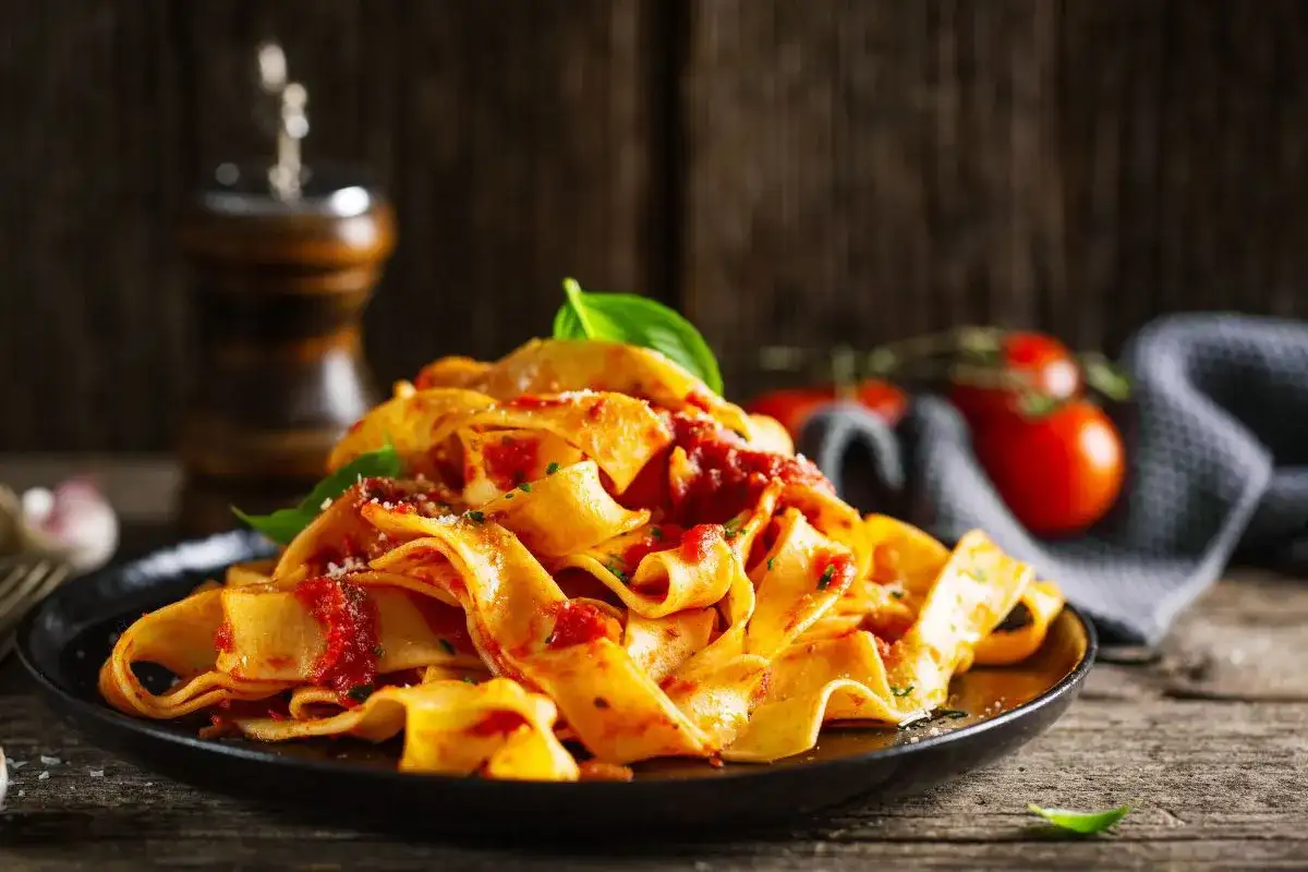 Pappardelle z sosem pomidorowym i bazylią. Szybki obiad bez mięsa, idealny na każdy dzień.