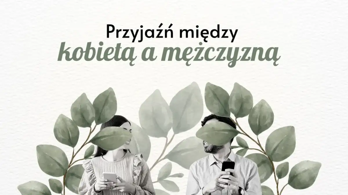 Uśmiechnięci młodzi ludzie, kobieta i mężczyzna, patrzą na siebie, trzymając telefony. Ich przyjaźń damsko męska kwitnie wśród liści.