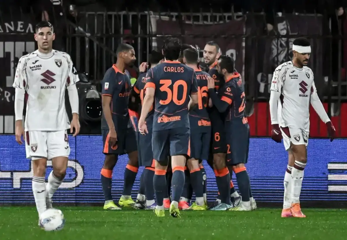 Piłkarze Interu Mediolan świętują bramkę, podczas gdy zawodnicy Torino FC patrzą zrezygnowani.
