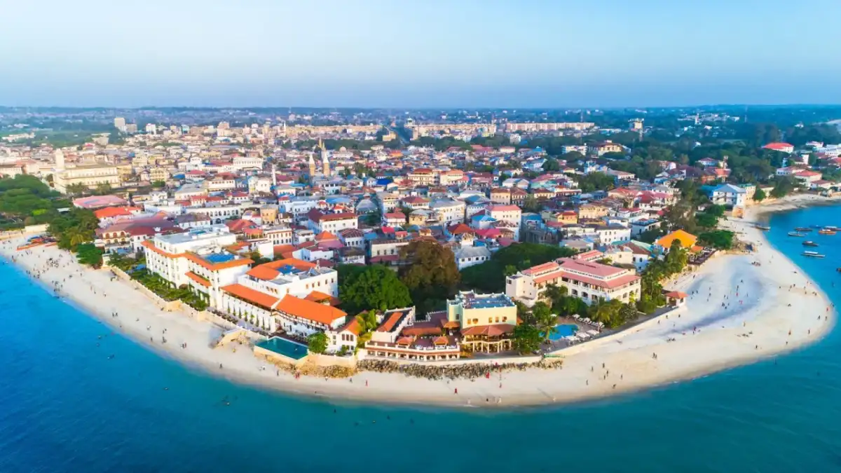 Zanzibar, idealne miejsce, gdzie na wakacje w sierpniu. Białe plaże, turkusowa woda i zabytkowe miasto zapraszają do odpoczynku.