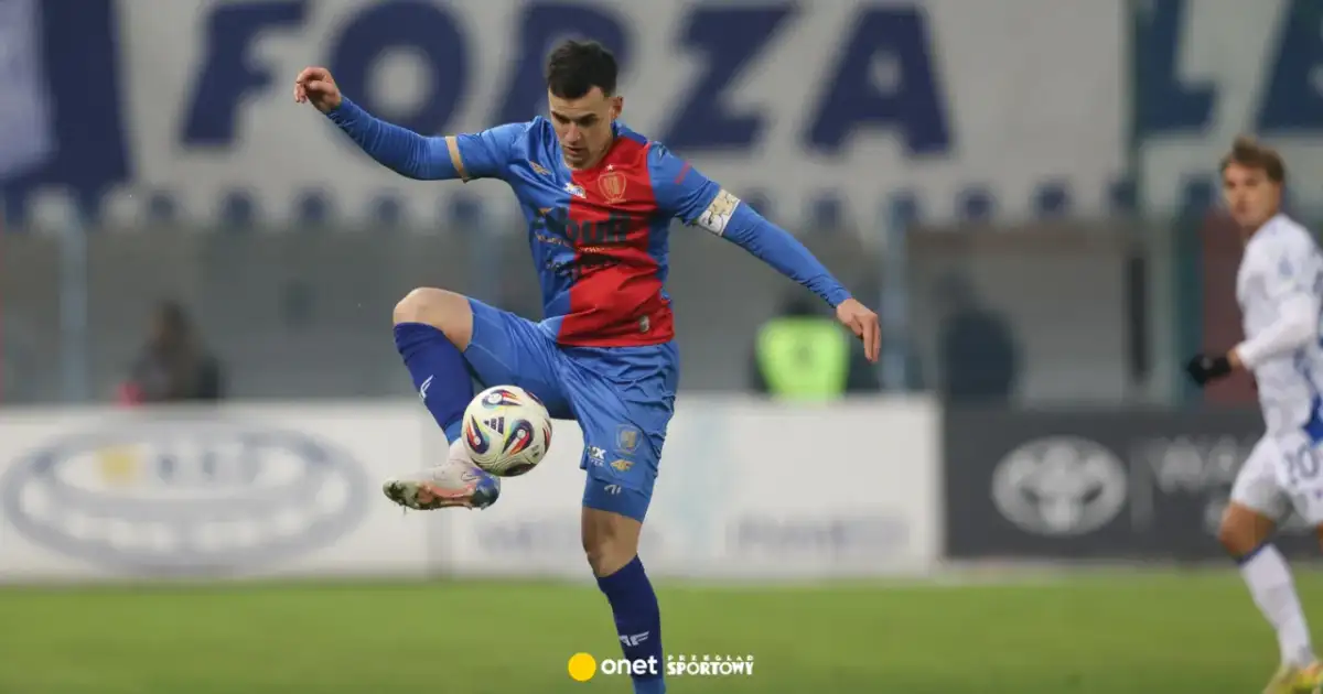 Piłkarz Piasta Gliwice w akcji, kontroluje piłkę nogą. Mecz Piast Gliwice – Wisła Płock.