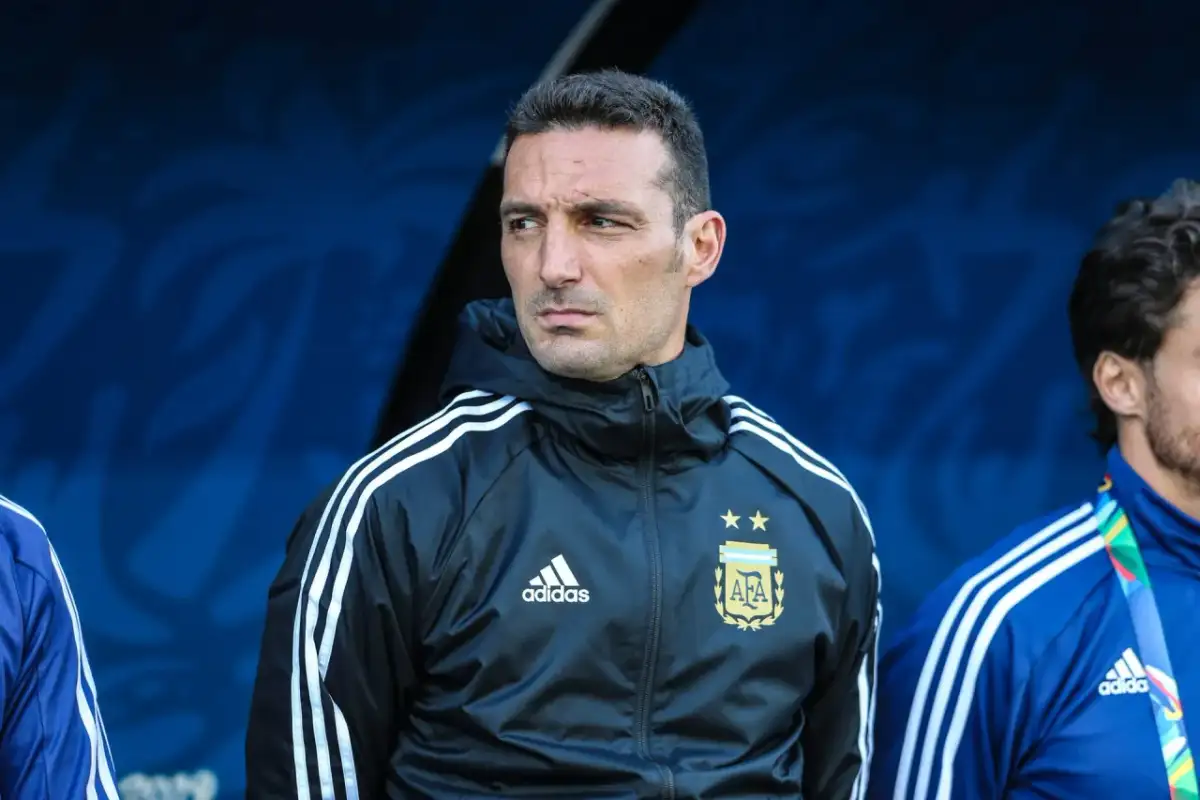 Lionel Scaloni, trener Argentyny, w czarnej kurtce z herbem AFA i trzema paskami Adidas.