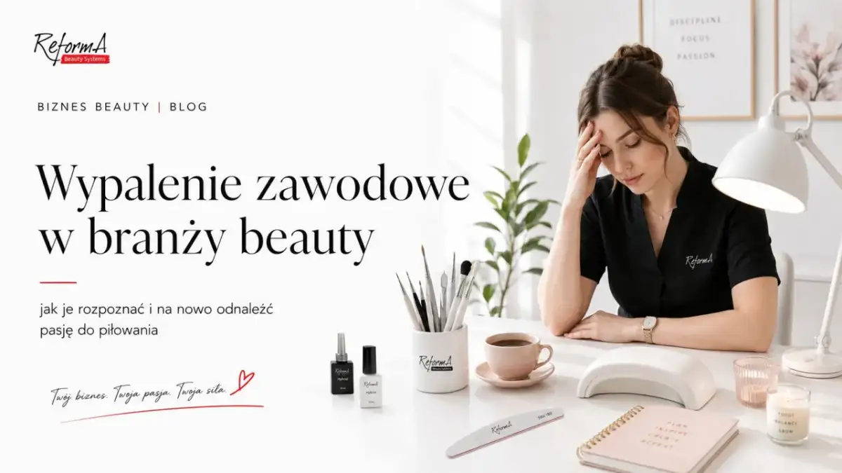 Zmęczona stylistka paznokci, przy biurku z kosmetykami, zmaga się z wypaleniem zawodowym. Tekst na ekranie: "Wypalenie zawodowe w branży beauty".