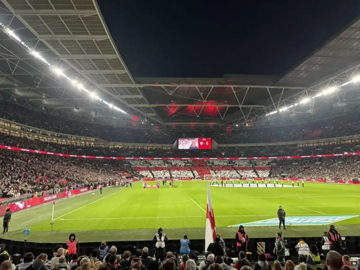 Stadion Wembley podczas meczu, tłumy kibiców tworzą biało-czerwone mozaiki. Emocje jak na najlepszych ligach angielskich.