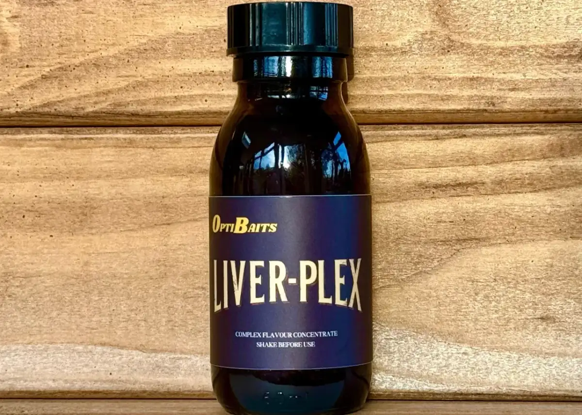 Butelka z ciemnym płynem, etykieta "OptiBaits LIVER-PLEX COMPLEX FLAVOUR CONCENTRATE".