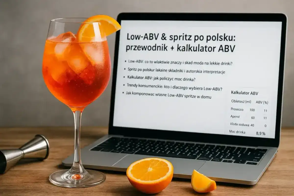 Szklanka z pomarańczowym drinkiem, plasterki pomarańczy i laptop z kalkulatorem ABV.