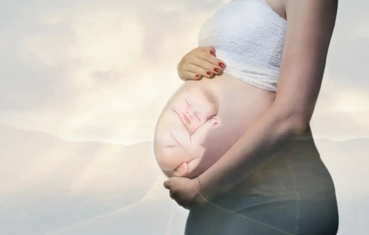 Sen śpiącego maleństwa w brzuchu mamy, piękny prezent dla świeżo upieczonej mamy.