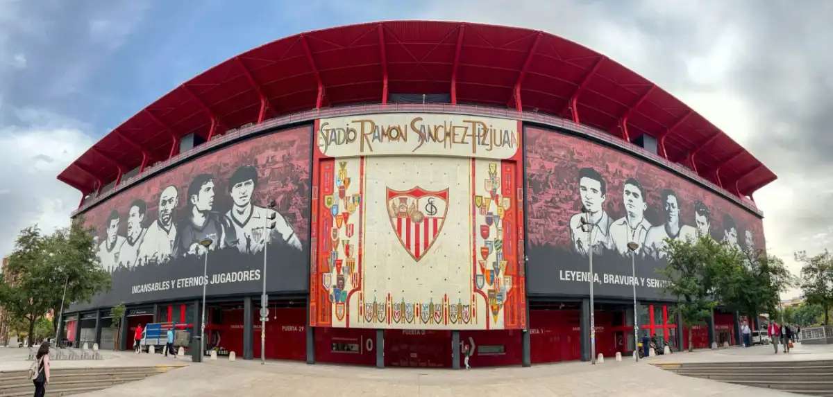 Stadion Sevilla z muralami legend i herbem klubu.