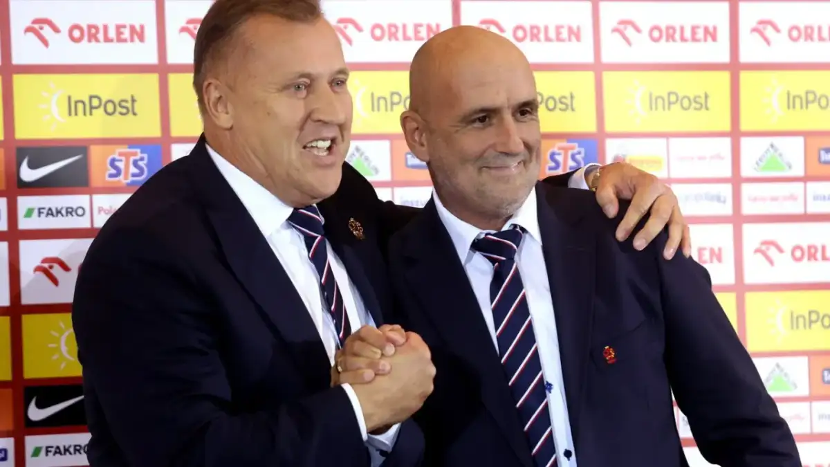 Sztab reprezentacji Polski w piłce nożnej: dwaj mężczyźni w garniturach, jeden z nich obejmuje drugiego.