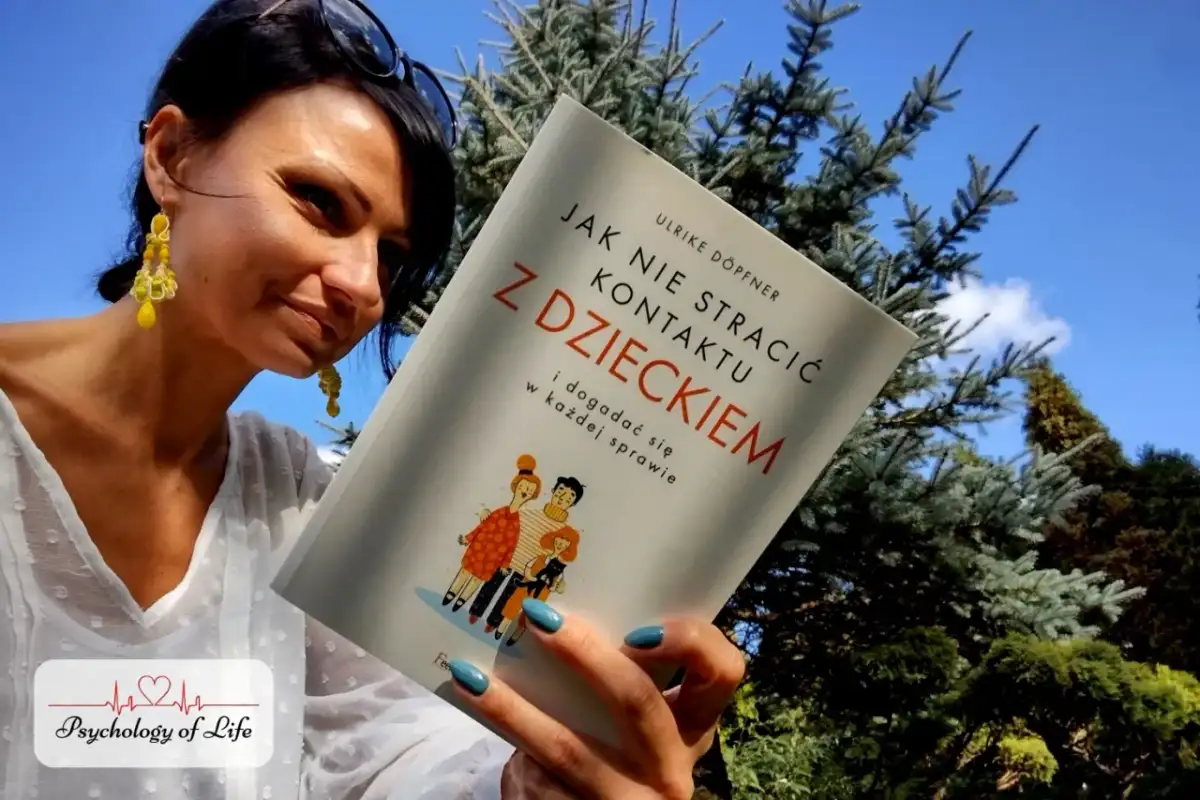 Kobieta czyta książkę "Jak nie stracić kontaktu z dzieckiem". Podpowiada, jak rozmawiać z nastolatkiem, by utrzymać dobrą relację.