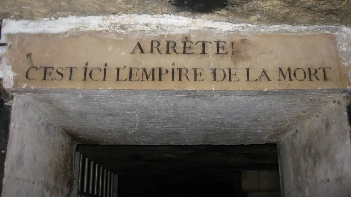 Kamienne wejście do katakumb z napisem "ARRETE! C'EST ICI L'EMPIRE DE LA MORT". Miejsce to, choć nie w Polsce, budzi grozę jak nawiedzone miejsca w Polsce.