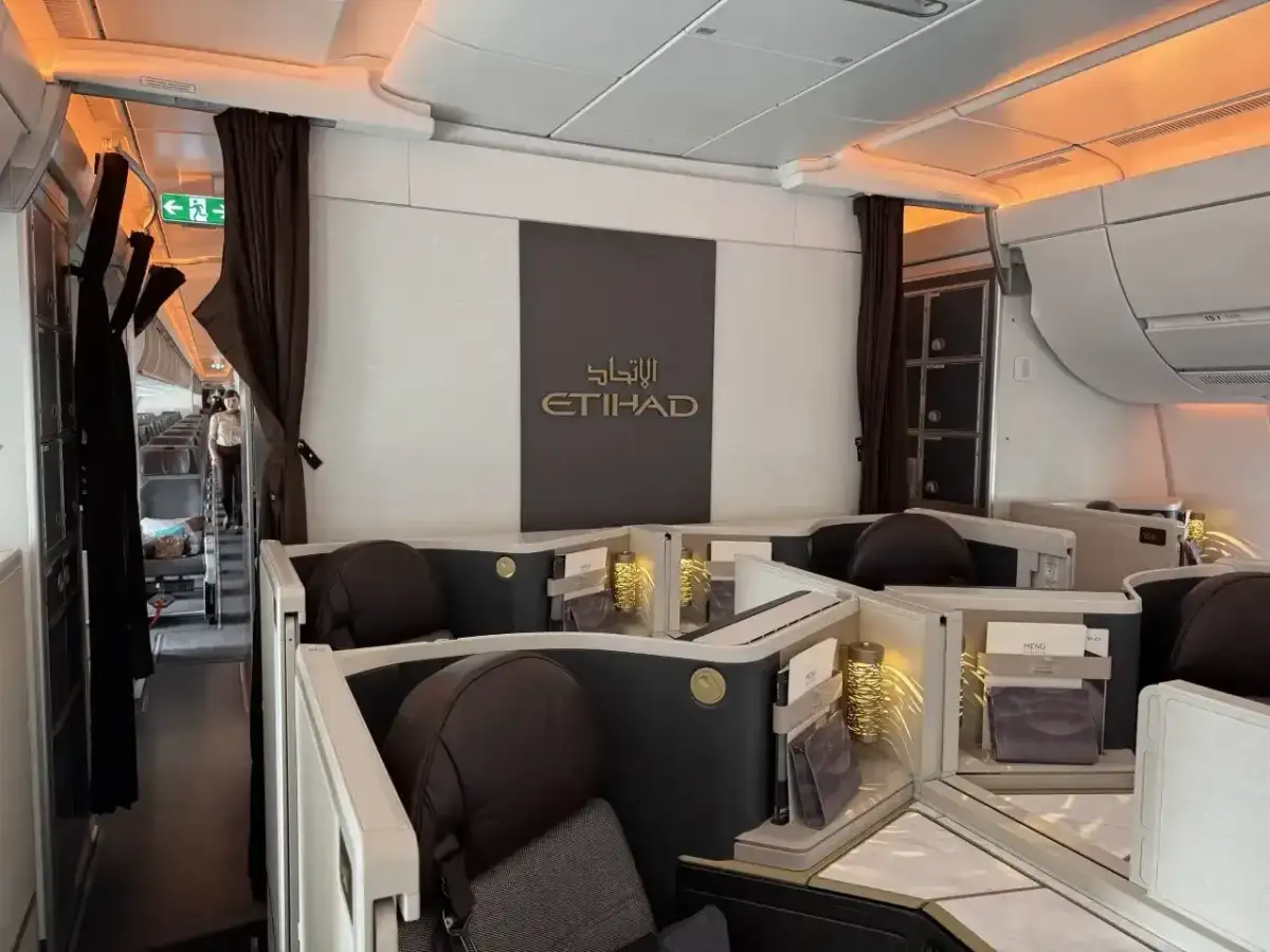 Luksusowe fotele w klasie biznes Etihad Airways. Pozytywne etihad airways opinie potwierdza ten widok.