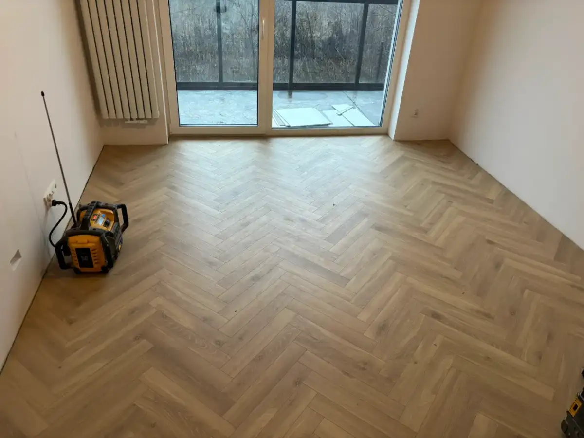 Nowe panele w jodełkę tworzą elegancką podłogę. Sprawdź, jaka jest układanie paneli w jodełkę cena i odmień swoje wnętrze!