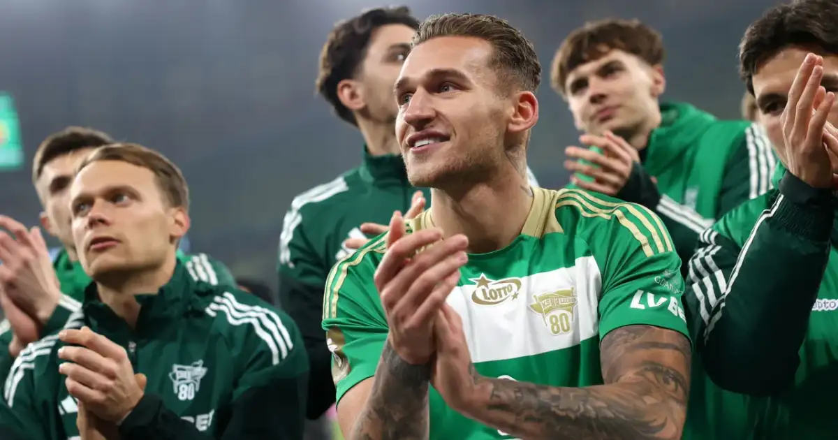 Piłkarze Lechii Gdańsk, mimo trudnej sytuacji i potencjalnych ujemnych punktów, świętują z kibicami.