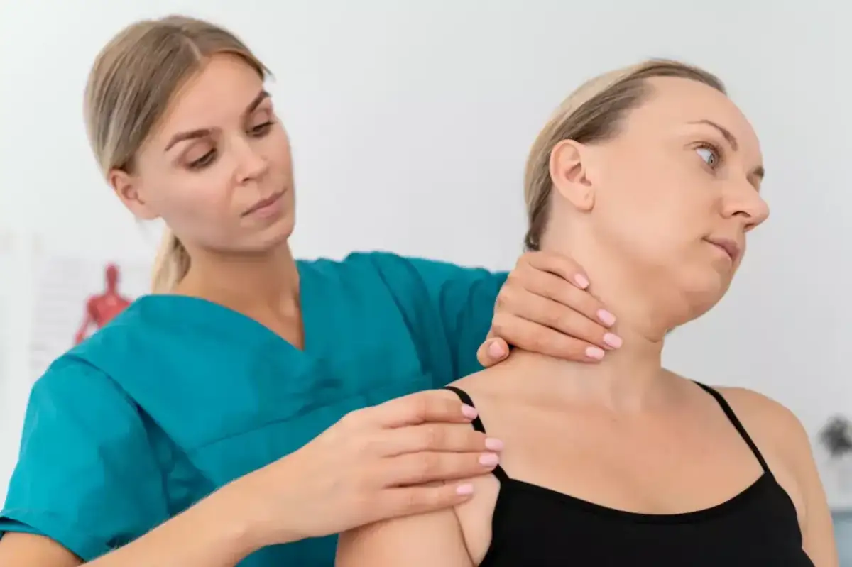 Neurologiczne objawy skręcenia szyi: Kiedy iść na SOR?