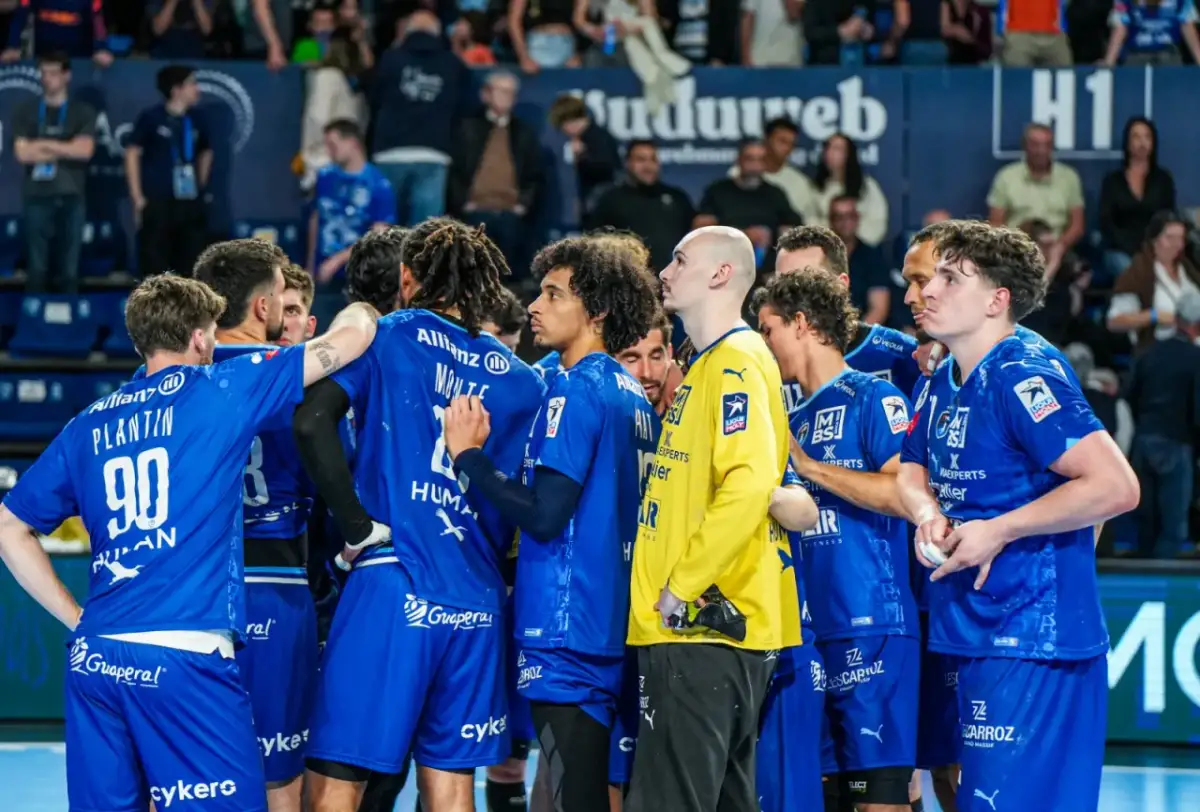Drużyna Montpellier Handball w niebieskich strojach, skupiona przed meczem.