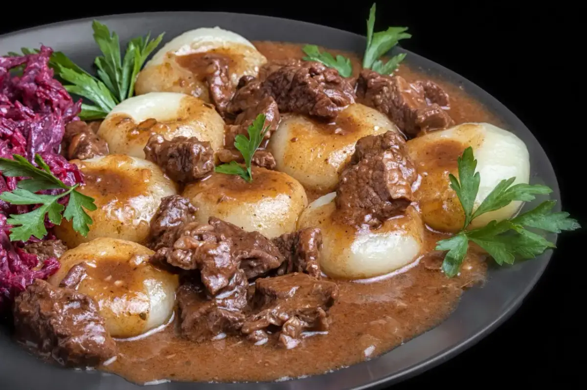 Ciemny sos do klusek śląskich: przepis, który zawsze się uda!