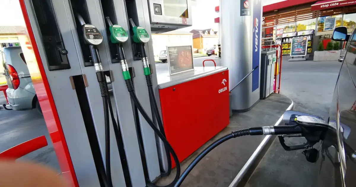 Benzyna E10 - Czy niszczy silnik i podnosi spalanie? Sprawdź fakty