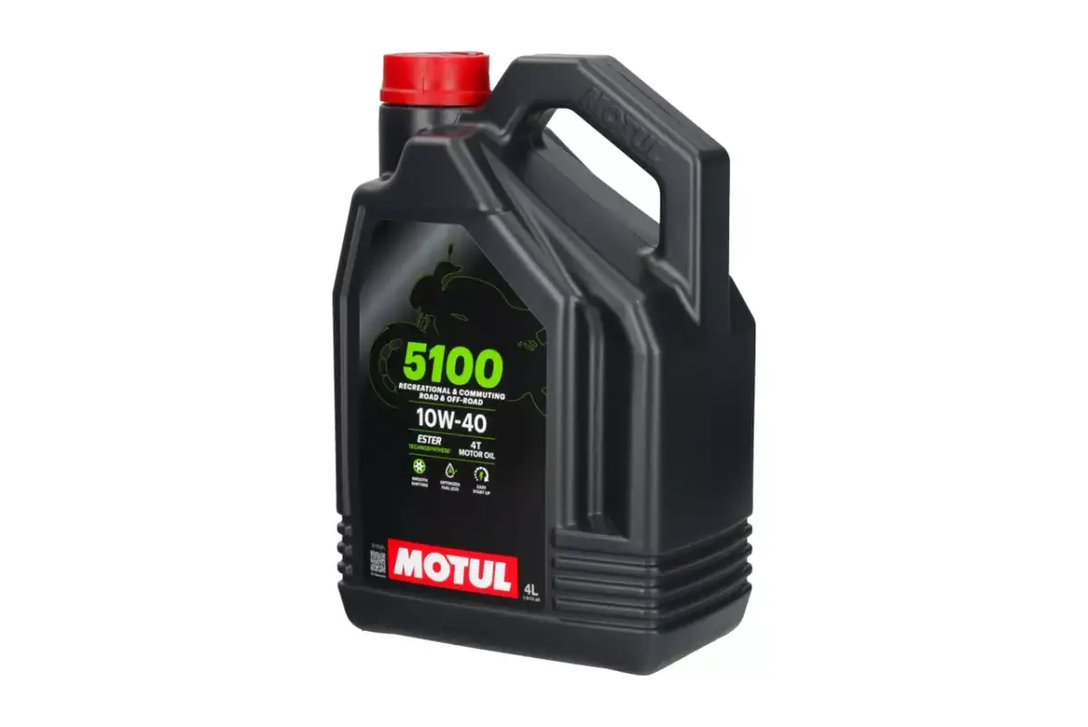 Czarny kanister oleju Motul 5100 10W-40 z czerwonym korkiem.