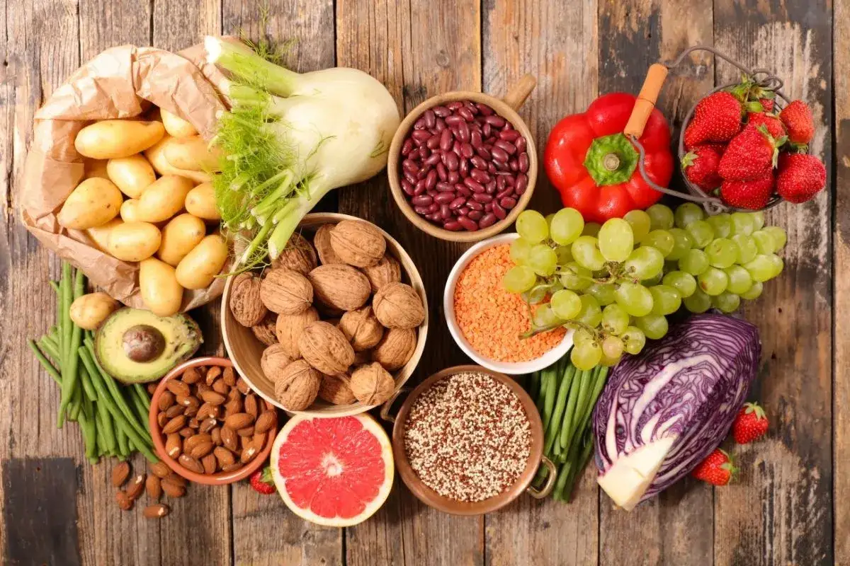 Zdrowe produkty spożywcze, które mogą wspierać dietę przy kolce nerkowej: ziemniaki, fasola, orzechy, winogrona, papryka, truskawki, cykoria, awokado, migdały, grejpfrut, soczewica, komosa ryżowa.