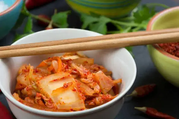 Z czego jest kimchi? Odkryj sekrety smaku i zdrowia!