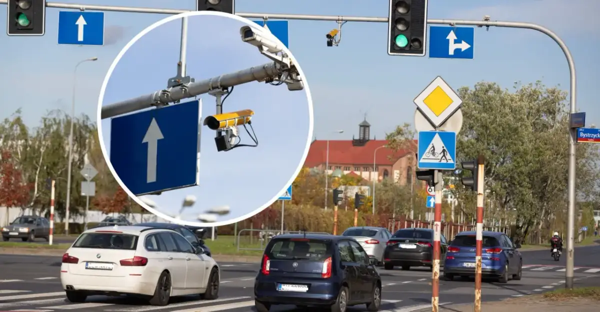 Kamery na skrzyżowaniach rejestrują ruch drogowy. Widoczne są znaki kierunku jazdy, sygnalizacja świetlna i kamery monitorujące.