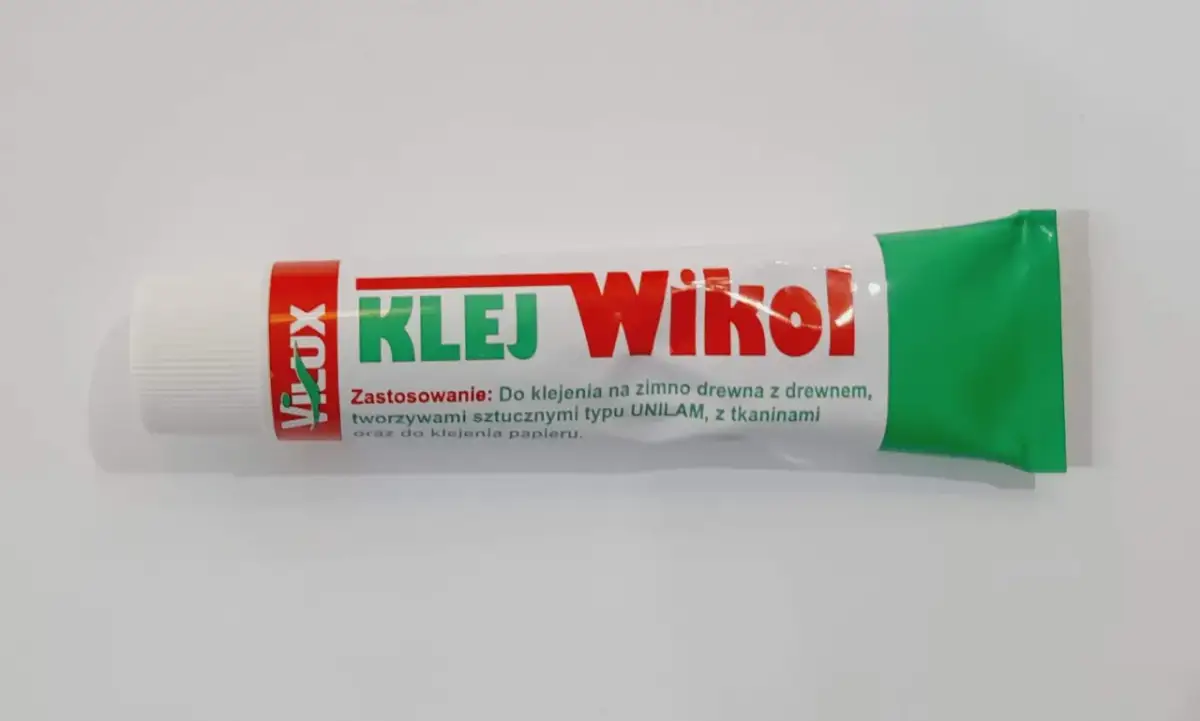 Klej Wikol do drewna, tworzyw i papieru. Dowiedz się, jak zrobić klej Wikol, używając tego produktu.