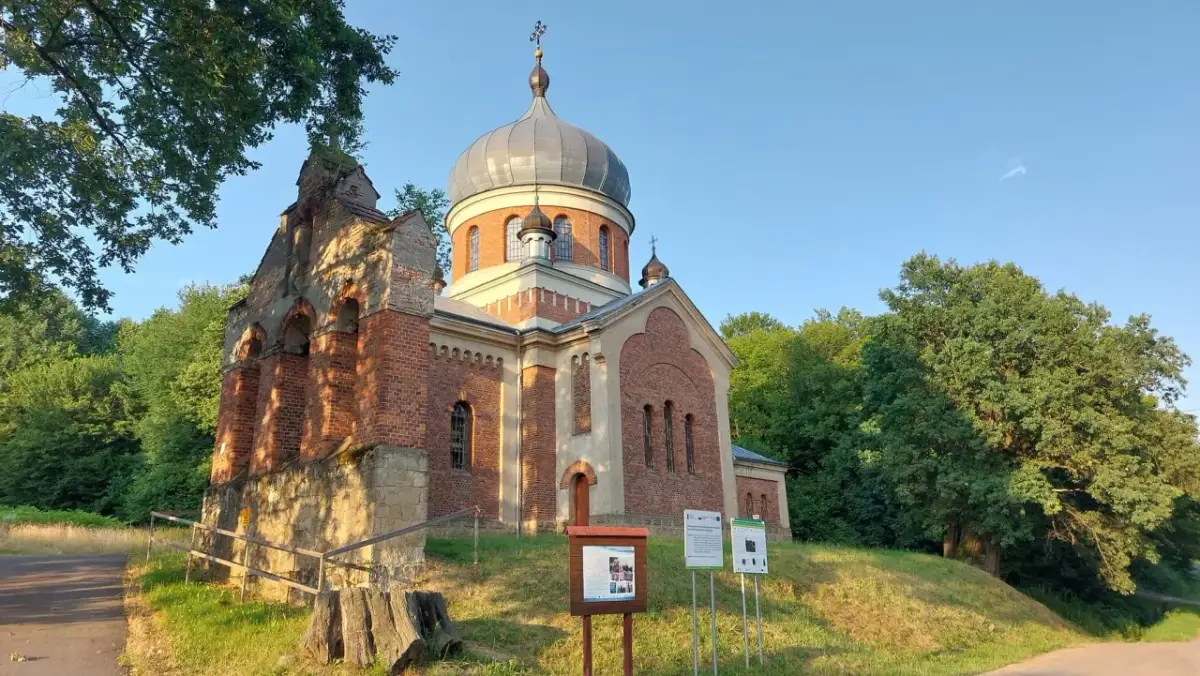 Cerkiew w Frysztaku z charakterystyczną kopułą, otoczona zielenią.