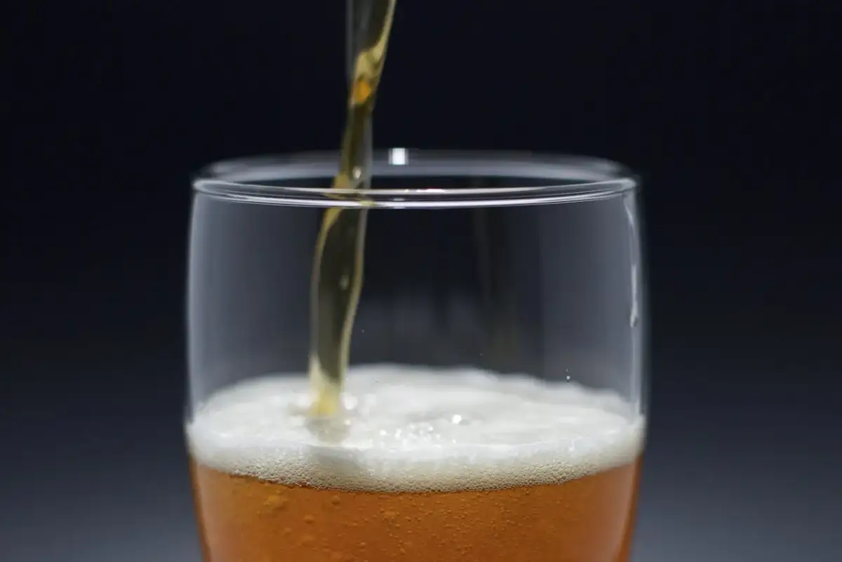 Alkohol po wyrwaniu zęba? Kiedy jest bezpieczny i co ryzykujesz?