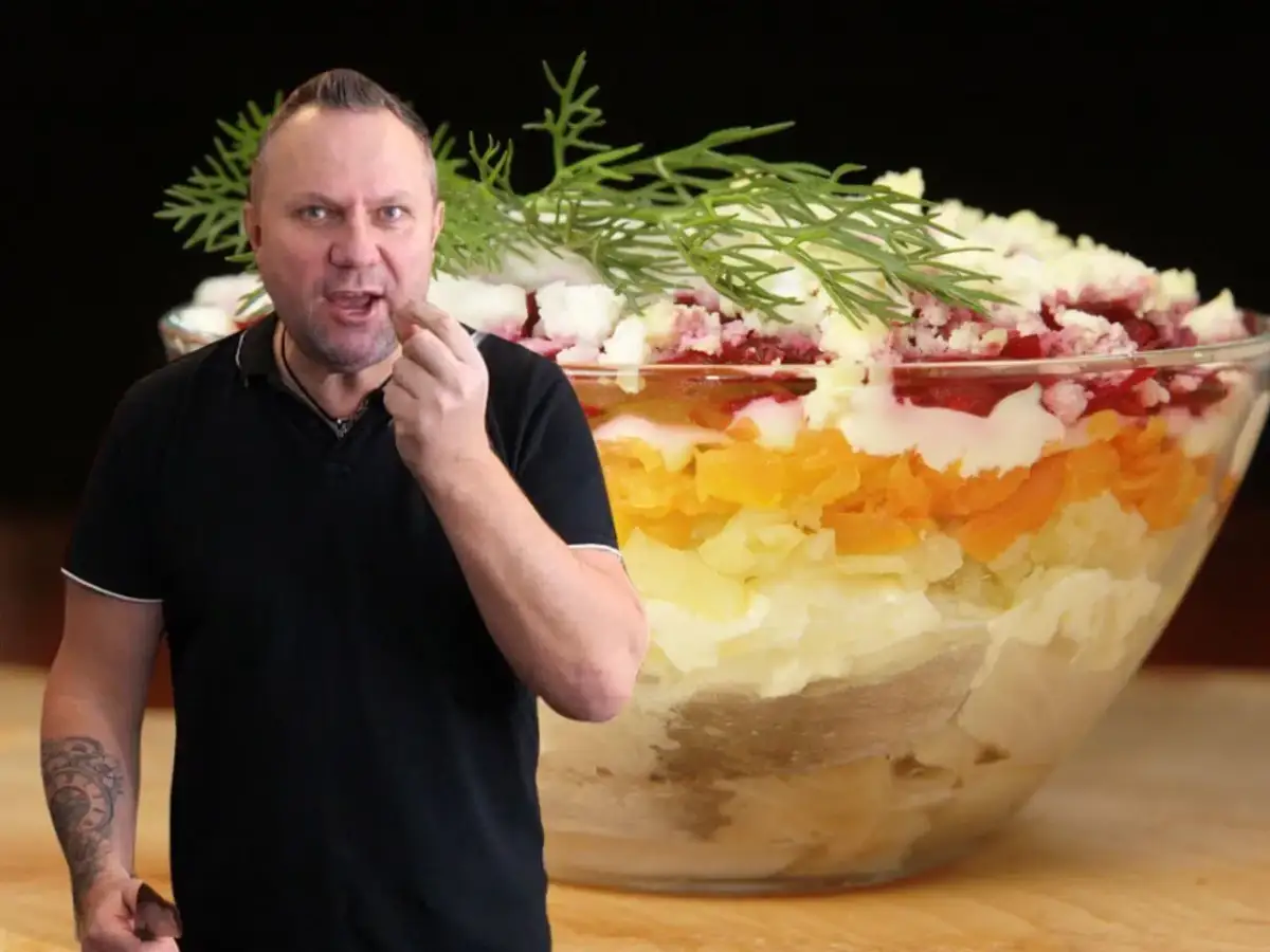 Mężczyzna degustuje warstwową sałatkę, która wygląda jak śledzie pod pierzynką. Przepis na tę pyszną potrawę jest w zasięgu ręki!
