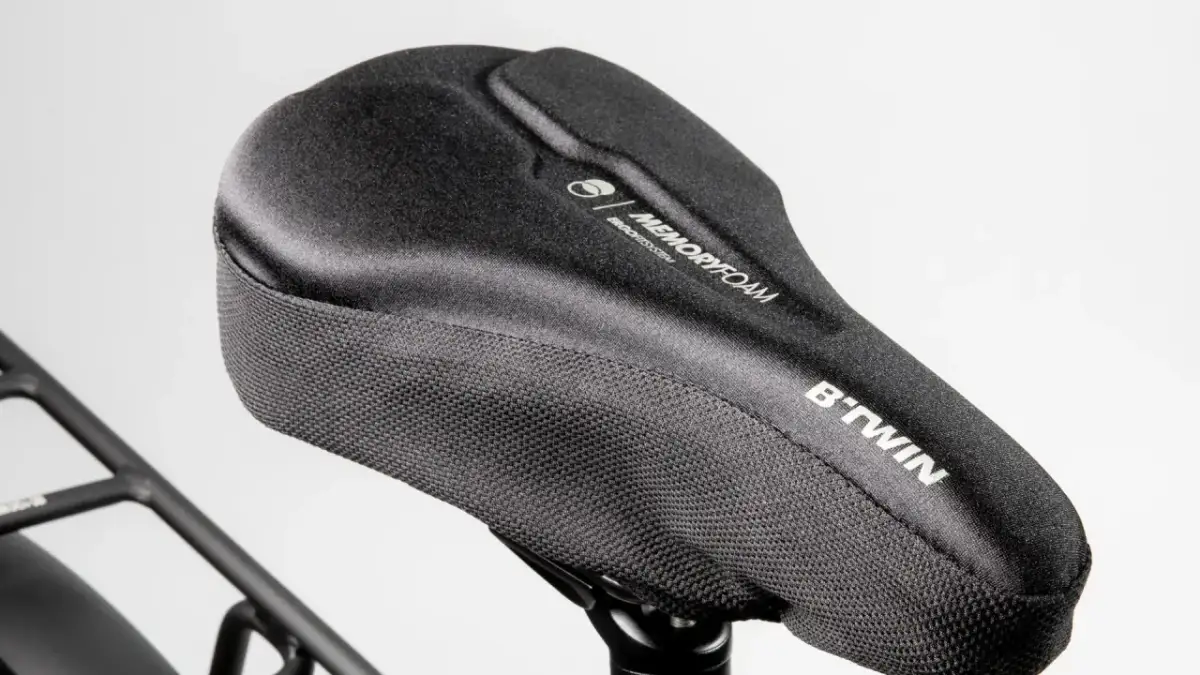 Siodło rowerowe B'Twin z pianką memory foam, zapewniające komfort i odciążenie dla kości kulszowych podczas jazdy.