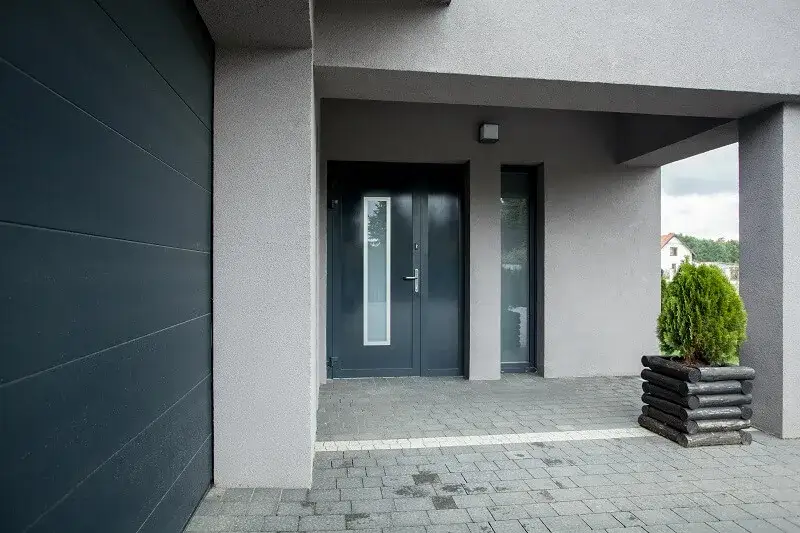 Ile kosztują dobre drzwi zewnętrzne? Poznaj ceny i kluczowe czynniki