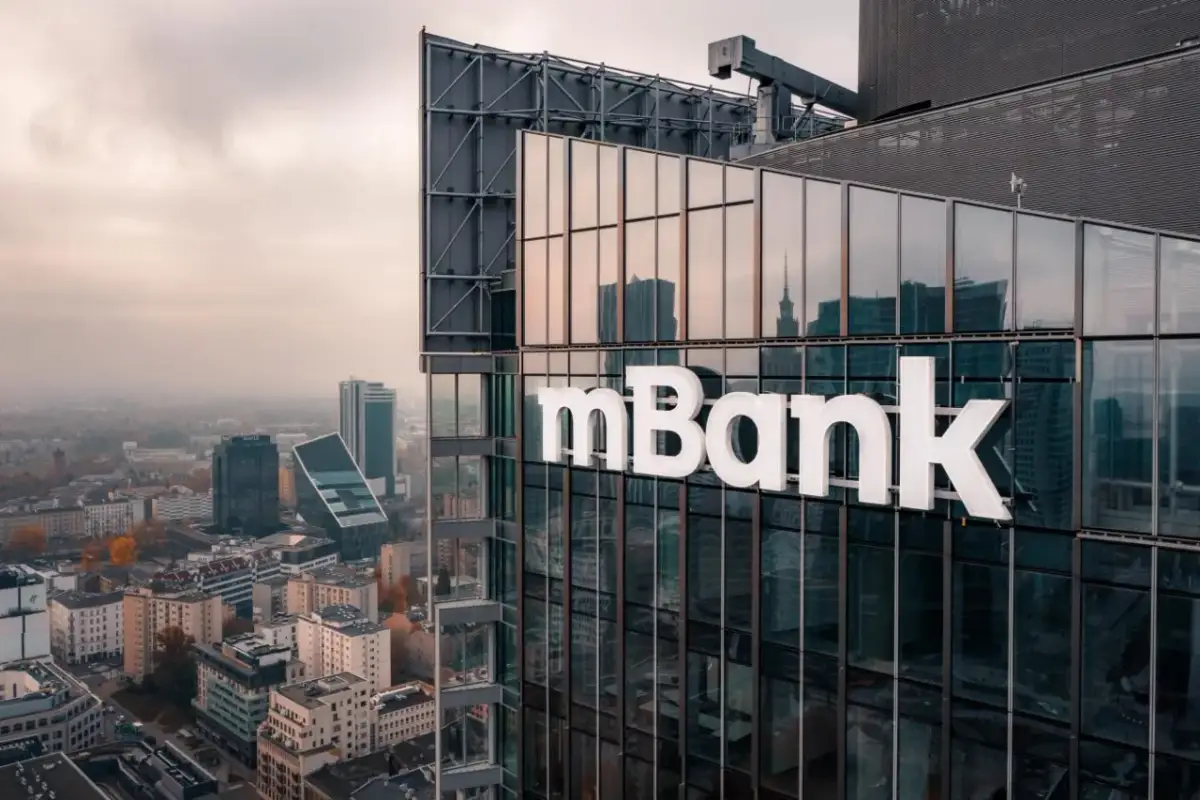 Nowoczesny budynek mBanku z widokiem na miasto. Szukasz informacji, jakie mBank jakie bankomaty oferuje?