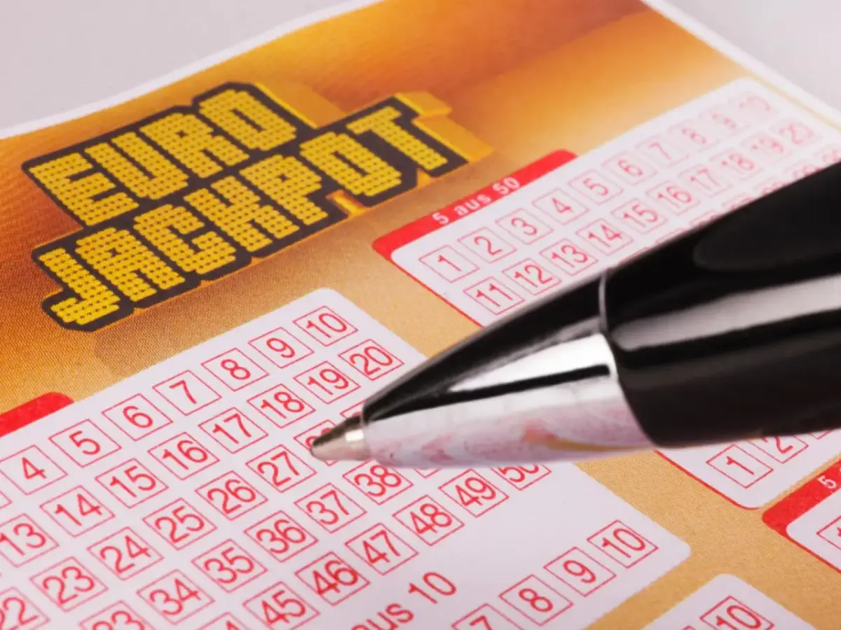Kupon Eurojackpot z polami do zaznaczenia liczb i długopisem.