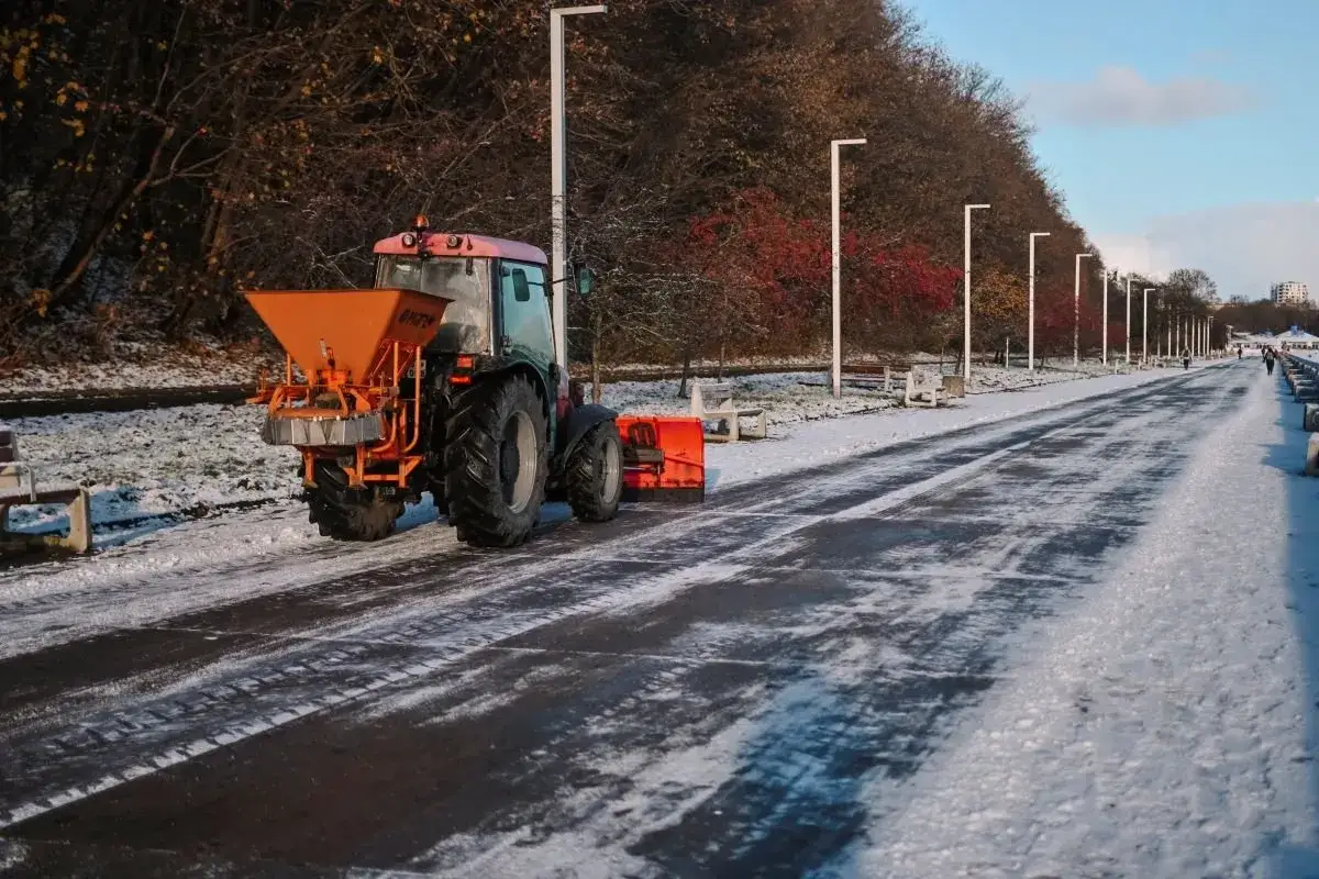 Kto odśnieża chodnik przy posesji? Sprawdź swoje obowiązki i kary
