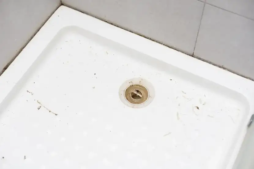 Skuteczne sposoby na usunięcie pleśni z silikonu w kabinie prysznicowej