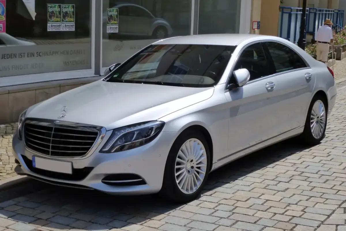 Mercedes-Benz W222 Klasy S: Luksus, który zaskakuje osiągami i komfortem