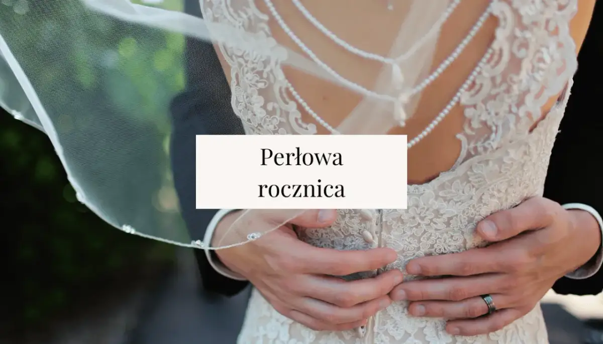 Para obejmuje się czule na tle sukni ślubnej z perełkami. To ich 30 rocznica ślubu, perłowa rocznica.
