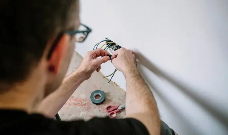 Czy elektryk może pracować sam? Kluczowe przepisy i ryzyka pracy samodzielnej