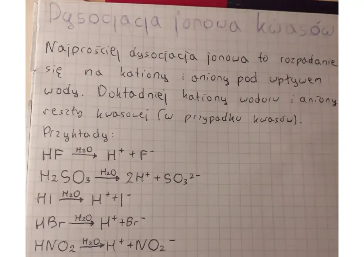 Dysocjacja jonowa kwasów i zasad: Opanuj równania krok po kroku