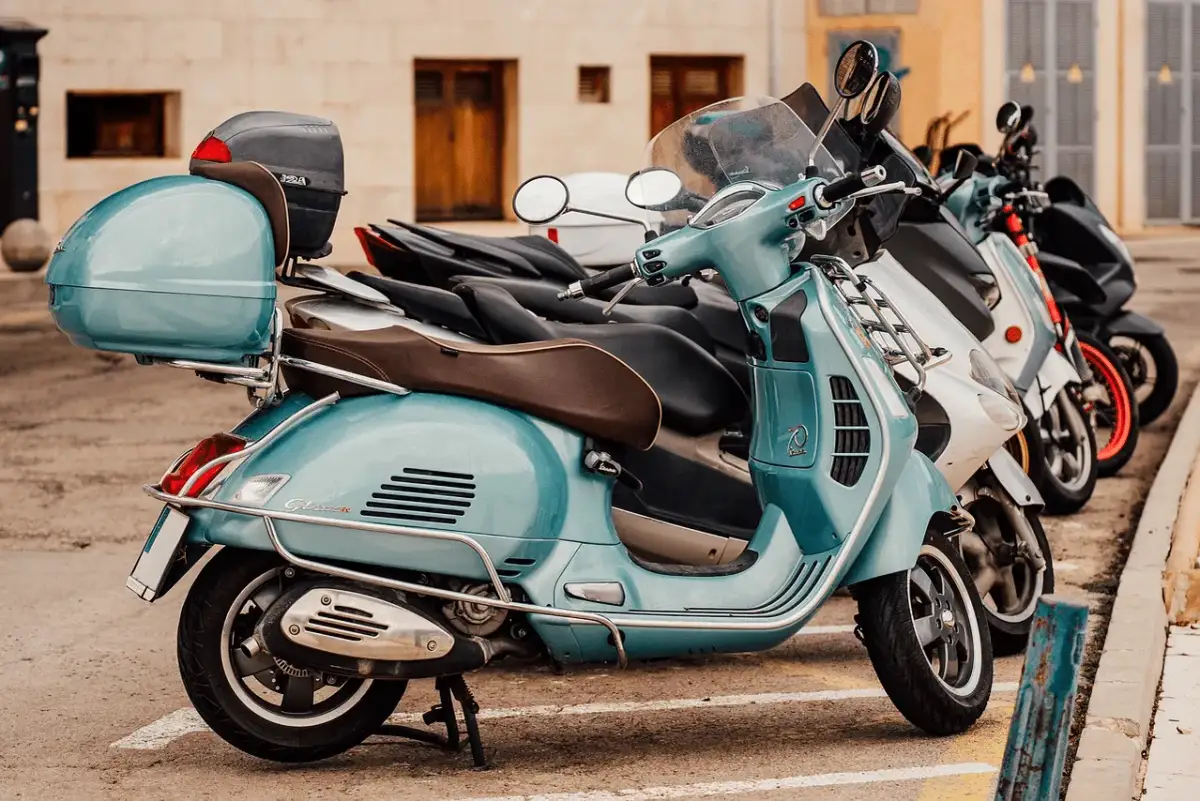 Czy skuter to motorower? Poznaj różnice i przepisy prawne