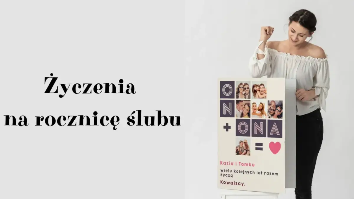 Kobieta z radością prezentuje kartkę z życzeniami na 6 rocznicę ślubu, ozdobioną zdjęciami pary i napisem "On + Ona = Miłość".