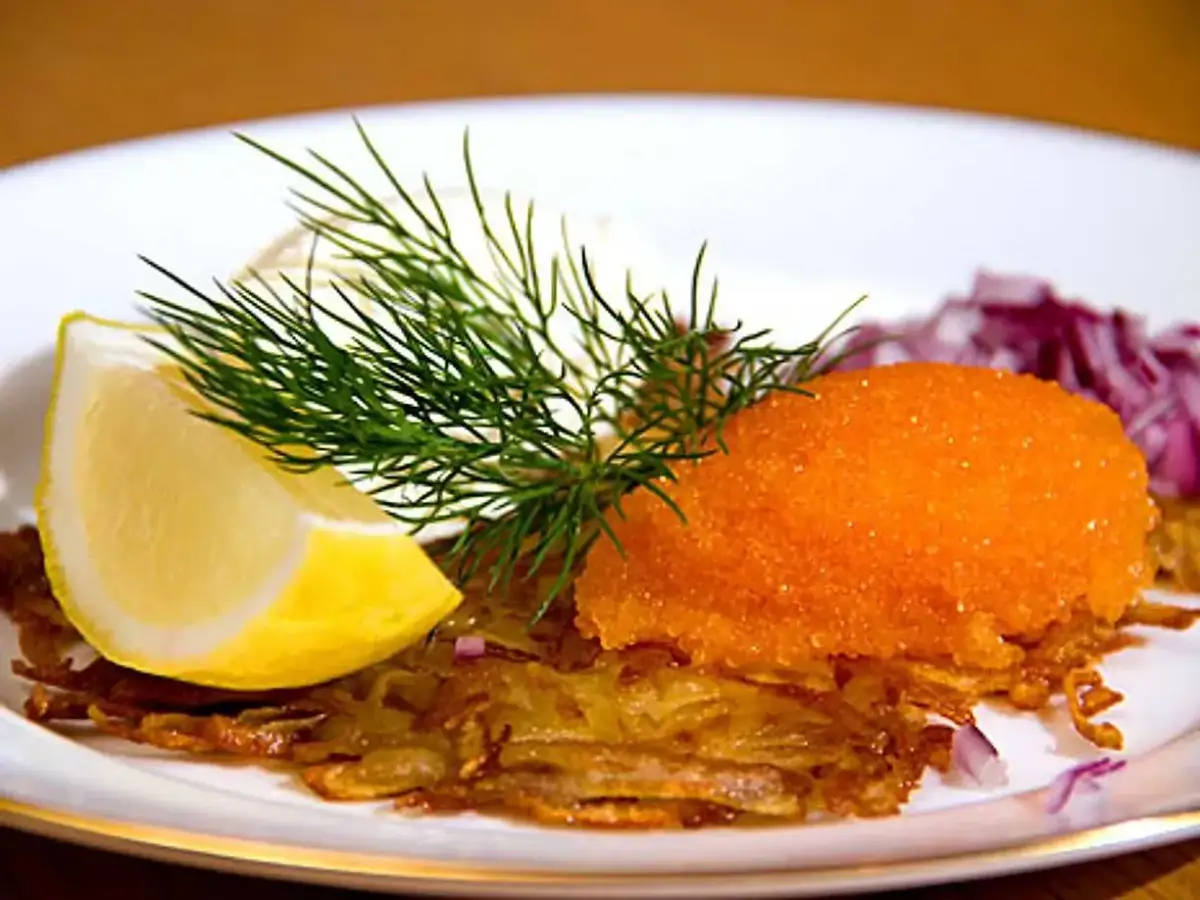 En läcker råraka med rom, dill, citron och rödlök. Ett klassiskt svenskt råraka recept.