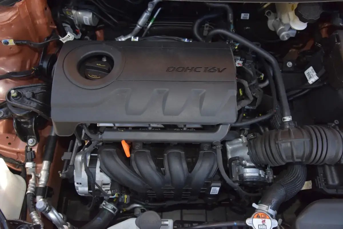 Silnik 1.4 MPI DOHC 16V w samochodzie. Widoczny kolektor dolotowy, pokrywa zaworów i elementy układu chłodzenia.