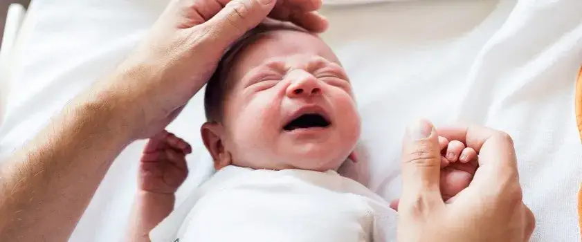 Jakie leki na kolkę u niemowlaka skutecznie łagodzą ból i płacz?