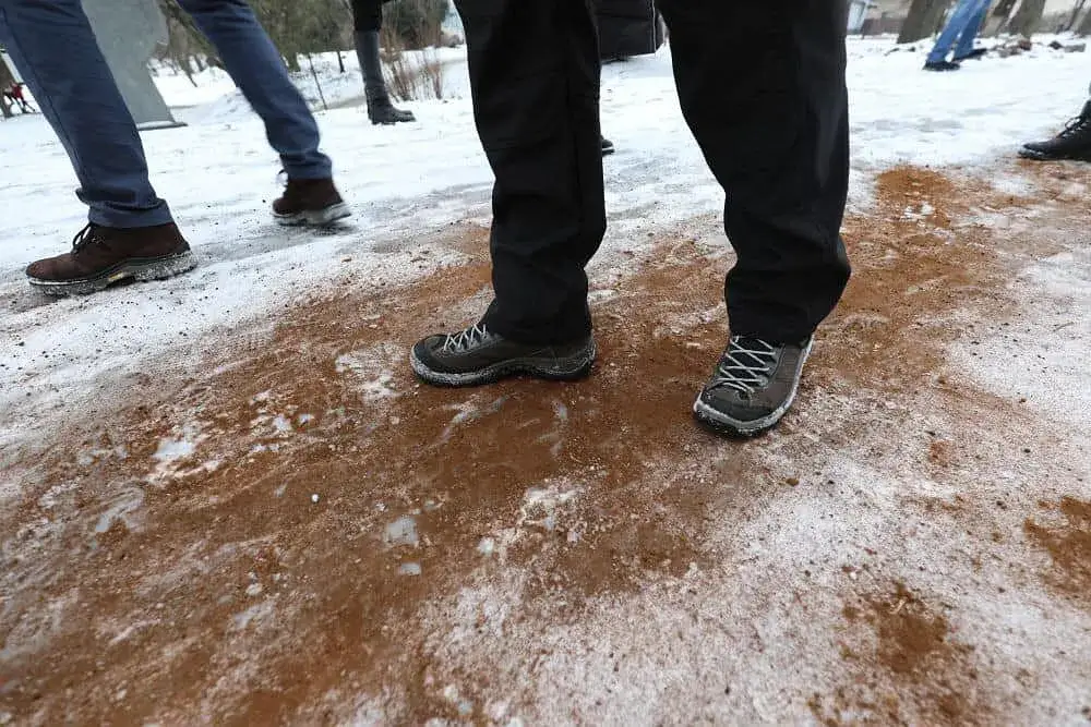 Czy można sypać solą chodniki? Sprawdź przepisy i skutki dla środowiska